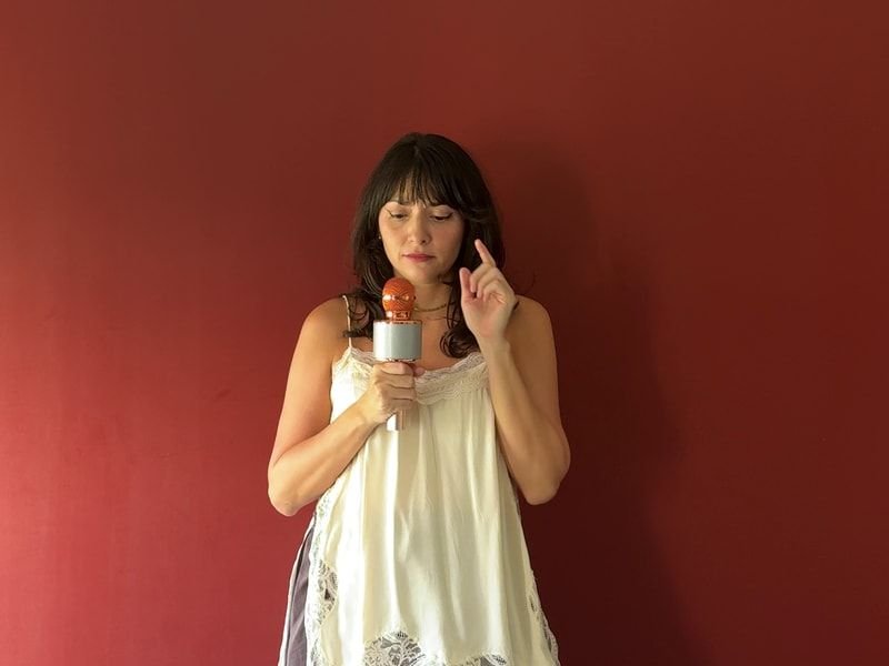 Alexandra con el micrófono