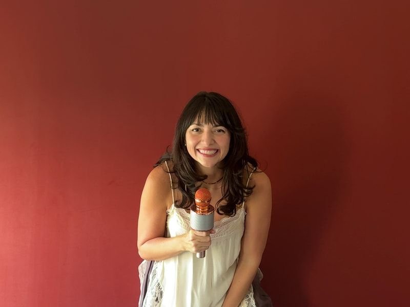 Alexandra cantando al micrófono