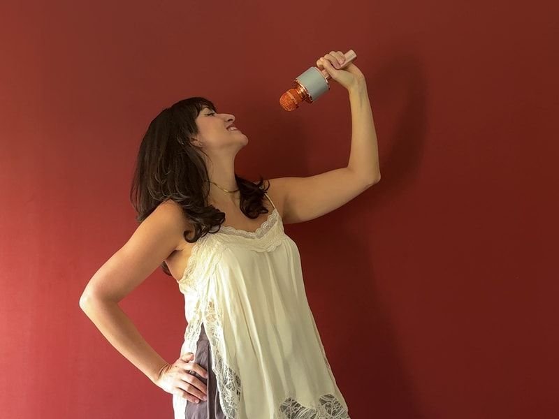 Alexandra encogiéndose de hombros